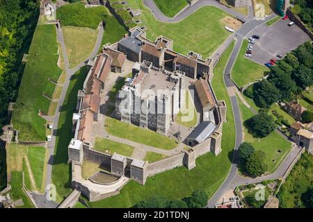 DOVER CASTLE, Kent. Vista aerea del bailey interno e tenere da ovest. Foto Stock