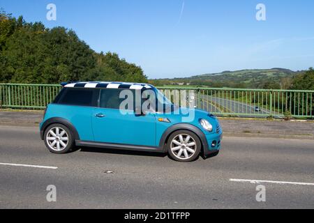 2008 Blue Mini Cooper D; traffico veicolare, veicoli in movimento, automobili, veicoli in marcia su strade del Regno Unito, motori, motori sulla rete stradale della M6 autostrada UK. Foto Stock