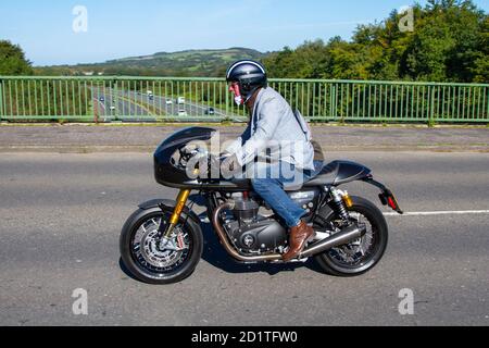 2019 Triumph Thruxton; motociclista; trasporto a due ruote, motociclette, veicoli, strade, motociclette, motociclisti a Chorley, Regno Unito Foto Stock