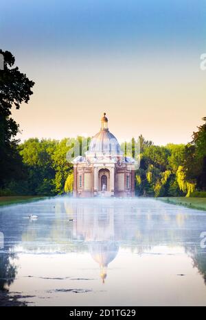 WREST PARK CASA E GIARDINI, BEDFORDSHIRE. The Long Water con il Padiglione progettato da Thomas Archer. Foto Stock