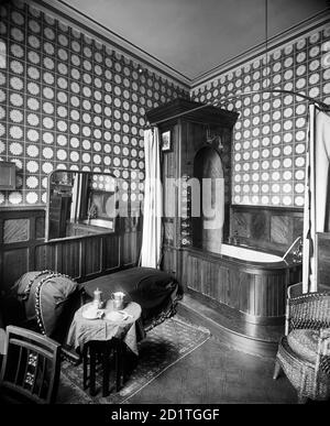 28 ASHLEY PLACE, Westminster, Londra. Il bagno, interni design di H e J Cooper. L'immagine è stata commissionata dalla signora della casa. Fotografato da H Bedford Lemere nell'agosto 1893. Foto Stock