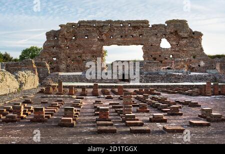 WROXETER CITTÀ ROMANA, SHROPSHIRE. Vista del vecchio lavoro visto dalle camere principali riscaldate che mostrano colonne in piastrelle in primo piano. Impianto di riscaldamento a ipocaust. Foto Stock