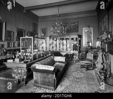 BATH HOUSE, 82 Piccadilly, Londra. Vista interna. La Sala Rossa di Bath House, che mostra vetrine contenenti una parte della collezione di Sir Julius Wernher. La fotografia fu commissionata da Sir Julius Wernher che aveva fatto la sua fortuna nelle miniere di diamanti sudafricane e più tardi nei campi d'oro. Fotografato da H Bedford Lemere nel marzo 1911. Bath House è stata demolita nel 1960. Foto Stock