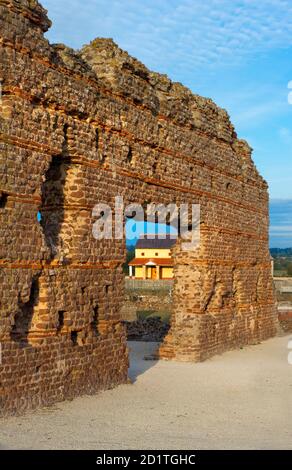 WROXETER CITTÀ ROMANA, SHROPSHIRE. Vista oltre il vecchio lavoro verso la villa recentemente ricreata. Foto Stock