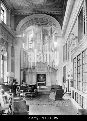 BLENHEIM PALACE, Woodstock, Oxfordshire. Vista interna. Il bell'organo che si trova ad un'estremità della Long Library, installata dall'ottavo duca nel 1891. La biblioteca è decorata con stucchi e appesa con ritratti della Famiglia reale e dei Marlboroughs. Fotografato nel 1912 da Henry Taunt. Foto Stock