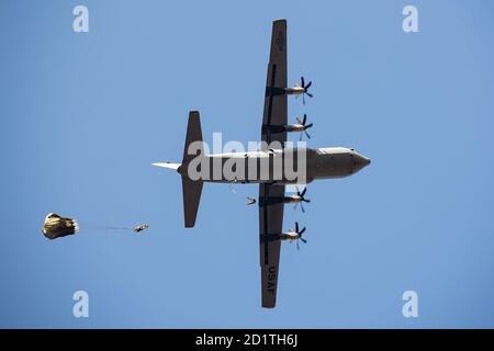 Gli Airmen degli Stati Uniti assegnati alle unità all'interno della 435a ala Air Ground Operations eseguono salti di linea statica da un aereo C-130J Super Hercules assegnato al 37esimo Squadron Airlift su Alzey Dropzone, Flörsheim-Dalsheim, Germania, 30 settembre 2020. L'addestramento di inserimento aereo ha permesso agli Airborne di rispondere alle emergenze e agli Airmen del Tactical Air Control Party di affinare le loro abilità per operare nel teatro europeo. (STATI UNITI Air Force foto di staff Sgt. Devin Boyer) Foto Stock