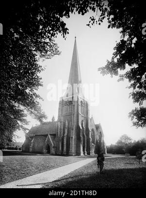 CHIESA DELLA SANTISSIMA TRINITÀ, Cirencester, Gloucestershire. L'esterno della chiesa da nord-ovest. Realizzato in marmo della Foresta e con tetto in pietra, è stato progettato da Sir George Gilbert Scott e costruito nel 1850-1. Fotografato nel 1890 da Henry Taunt. Foto Stock