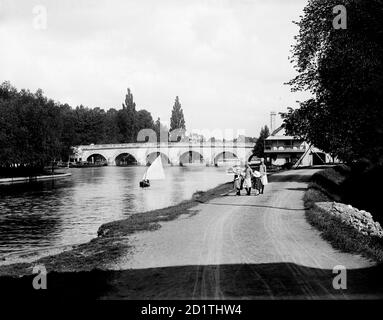 MAIDENHEAD BRIDGE, Maidenhead, Berkshire. L'aspetto nord del ponte visto dalla riva del Buckinghamshire, con una piccola parte di ragazze che camminano lungo il sentiero lungo il fiume. Il grazioso ponte è costruito in pietra di Portland e fu costruito nel 1770, aprendosi per il traffico nel 1777. Fotografato nel 1885 da Henry Taunt. Foto Stock