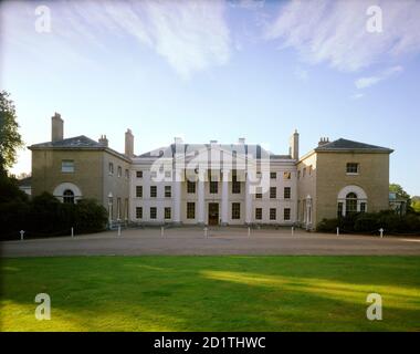 KENWOOD HOUSE, Hampstead, Londra. Vista esterna. Il fronte nord di Kenwood con portico e ali. Si tratta dell'entrata principale della Kenwood House. Foto Stock