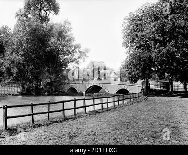 WHITEKNIGHTS PARK, Reading, Berkshire. Una vista panoramica nel parco che mostra il ponte ornamentale sul lago. La casa può essere vista sullo sfondo. Fotografato nel 1890 da Henry Taunt. Foto Stock