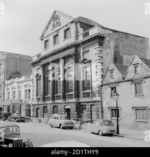 COOPER'S HALL, King Street, Bristol. Vista prospettica della Coopers Hall, Bristol, con le prime due scuderie di San Nicola Almshouse appena visibili. La Hall è stata progettata da William Halfpenny e costruita nel 1743. Fotografato da Eric de Mare tra il 1945 e il 1980. Foto Stock