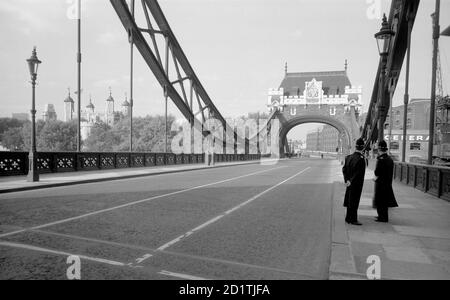 TOWER BRIDGE, Tower Hill, Stepney, Londra. Vista generale dal centro del Tower Bridge verso la sponda nord. Due agenti di polizia stanno conferendo. Fotografato da Eric de Mare. Intervallo date: 1945-1980. Foto Stock