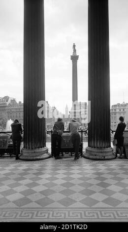 TRAFALGAR SQUARE, Westminster, Greater London. Trafalgar Square e la colonna di Nelson vista dal portico della Galleria Nazionale. La torre dell'orologio del "Big ben" può essere vista in lontananza. Fotografato da Eric de Mare tra il 1945 e il 1980. Foto Stock