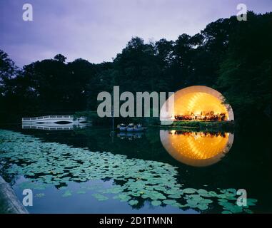 KENWOOD HOUSE, London.Concert Bowl vicino al lago. Foto Stock