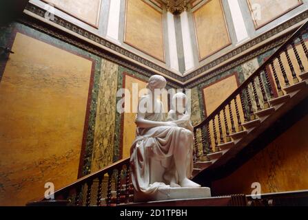 BRODSWORTH HALL, South Yorkshire. Vista interna. Sala interna. Scala e statuario. Foto Stock