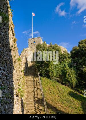 CASTELLO DI CARISBROOKE, Isola di Wight. Ammira le scale fino al Torrione con la bandiera che vola. Foto Stock