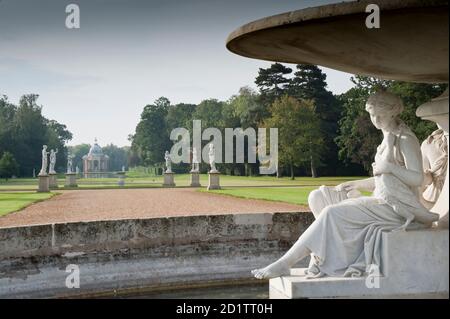 WREST PARK CASA E GIARDINI, BEDFORDSHIRE. Vista di una delle statue trovate sulla fontana di marmo, guardando verso Long Water. Foto Stock