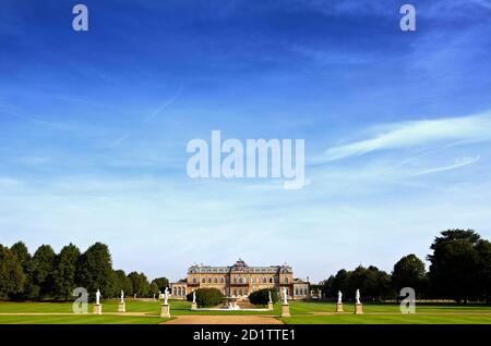 WREST PARK CASA E GIARDINI, Silsoe, Bedfordshire. Vista a distanza da Sud che mostra il giardino Parterre e le statue. Foto Stock