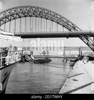 I PONTI DI TYNE, Newcastle upon Tyne. Dalla banchina di Newcastle si può ammirare il ponte Tyne, aperto nel 1928 dal re George V. in lontananza si può ammirare il ponte Swing progettato da William Armstrong e il ponte ad alto livello progettato da Robert Stephenson. Fotografato nel 1955 da Eric de Mare. Foto Stock