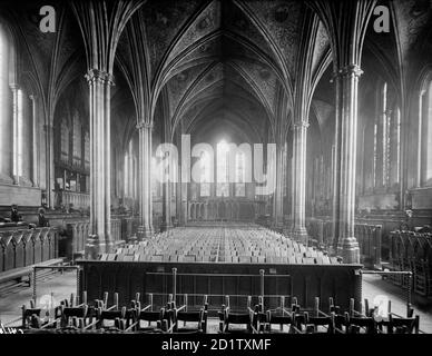 CHIESA DEL TEMPIO, Tempio, Città di Londra. Vista interna verso est, lungo la navata centrale, che mostra il bel soffitto a volta e le vetrate colorate. Fotografato da Henry Taunt tra il 1860 e il 1922. Foto Stock