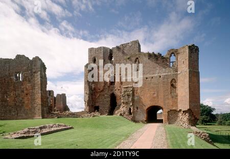 CASTELLO DI BROUGHAM, Cumbria. Il gatehouse esterno, tenere e sala. Foto Stock