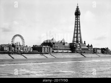 BLACKPOOL, Lancashire. Una vista che guarda a sud-est dal North Pier verso la Blackpool Tower con la Grande ruota visibile sullo sfondo. La torre fu costruita nel 1891-4 da Maxwell e Tuke e fu basata sul design della Torre Eiffel di Parigi. Fotografato tra il 1894 e il 1910 da W e Co. Foto Stock