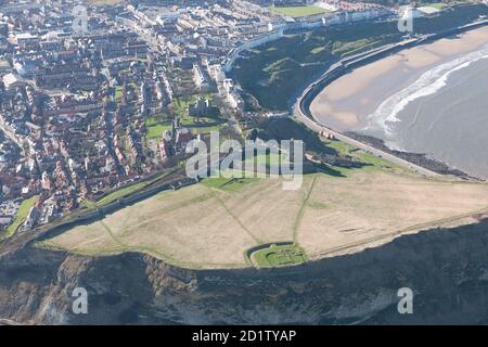 Rovine del Castello di Scarborough, Cappella di nostra Signora e stazione romana di segnale, Scarborough, North Yorkshire, 2014, Regno Unito. Vista aerea. Foto Stock