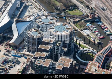 Gasholders 10, 11 e 12, conosciuto anche come il 'Triplet Siamese' restaurato e rieretto intorno ad una serie di edifici di appartamenti, Kings Cross, Londra, 2018, Regno Unito. Vista aerea. Foto Stock