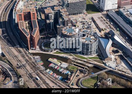 Gasholders 10, 11 e 12, conosciuto anche come il 'Triplet Siamese' restaurato e rieretto intorno ad una serie di edifici di appartamenti, e il British Waterways Yacht Basin on the Regent's Canal, Kings Cross, Londra, 2018, UK. Vista aerea. Foto Stock