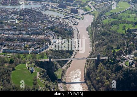 Il ponte sospeso Clifton, progettato da Isambard Kingdom Brunel nel 1831, si affaccia a sud su Clifton e verso il porto galleggiante, Bristol, 2018, UK. Vista aerea. Foto Stock