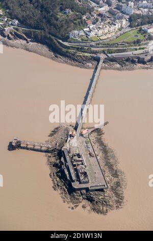 Il molo vittoriano Birnbeck, costruito nel 1867, è stato disusato dal 1994 e Worlebury Hillfort, Weston-Super-Mare, North Somerset, 2018, Regno Unito. Vista aerea. Foto Stock