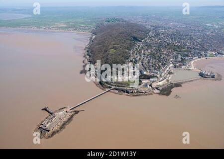 Il molo vittoriano Birnbeck, costruito nel 1867, è stato disusato dal 1994 e Worlebury Hillfort, Weston-Super-Mare, North Somerset, 2018, Regno Unito. Vista aerea. Foto Stock