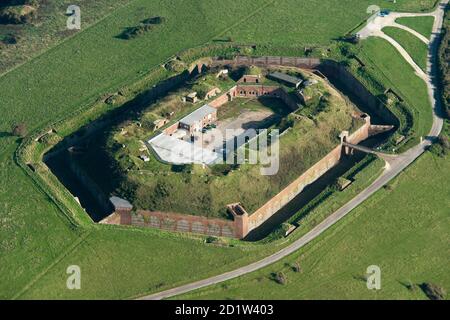 Bembridge Fort, un forte esagonale tardo 19 ° secolo e caserma ora in parte convertito in uffici, Isola di Wight, 2014. Vista aerea. Foto Stock