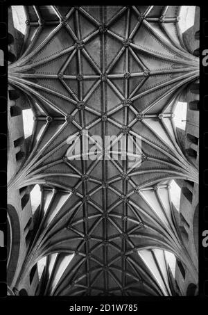 Vista dettagliata del soffitto a volta lierne nella navata centrale dell'abbazia di Tewkesbury, Tewkesbury, Gloucestershire, Regno Unito. Foto Stock