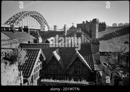 Vista esterna ad alto angolo della Bessie Surtees House, 44 Sandhill, e del New Tyne Bridge sullo sfondo, Newcastle-upon-Tyne, Regno Unito. Foto Stock