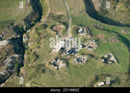 Resti della seconda guerra mondiale pesante batteria antiaerea Portland 3 al Verne, Portland, Dorset. Vista aerea. Foto Stock