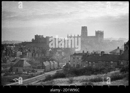 Vista generale di Durham che si affaccia sul fiume Wear e sul ponte Framwellgate, con il Castello di Durham a sinistra e la Chiesa della Cattedrale sullo sfondo, vista da un'alta vista nel nord-ovest. Foto Stock