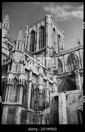 Vista esterna della chiesa della cattedrale, che mostra il transetto sud in primo piano, con l'ex tesoriere a destra con navata sud del coro dietro, e la torre di attraversamento degli inizi del 15 ° secolo sullo sfondo. Foto Stock