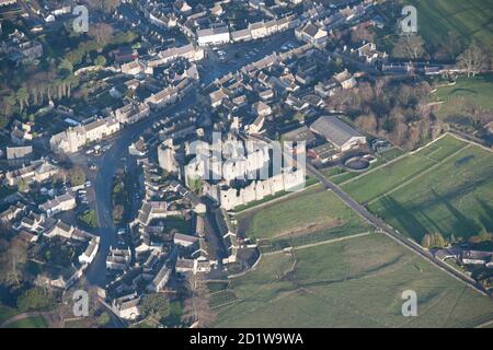 Castello di Middleham: XII secolo torre tenere castello e quattordicesimo secolo concentrico castello, North Yorkshire, 2014. Vista aerea. Foto Stock