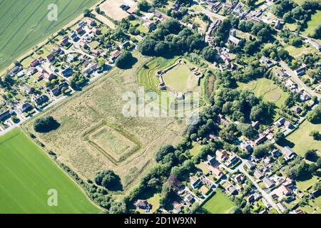 I resti del castello di Bolingbroke e della guerra civile, Old Bolingbroke, Lincolnshire, 2018. Vista aerea. Foto Stock