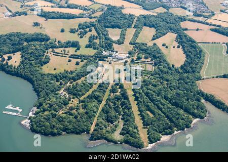 Antony Park, Cornovaglia. Parco paesaggistico e giardini progettati da Humphry Repton a Antony Park, vicino a Torpoint, Cornovaglia. Vista aerea. Foto Stock