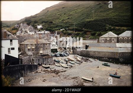 Il Haven, Port Isaac, St. Endellion, Cornovaglia. Guardando a sud sopra il Haven e il Platt, con piccole barche spiaggiate sulla ghiaia e lo scivolo, e il villaggio oltre. Foto Stock