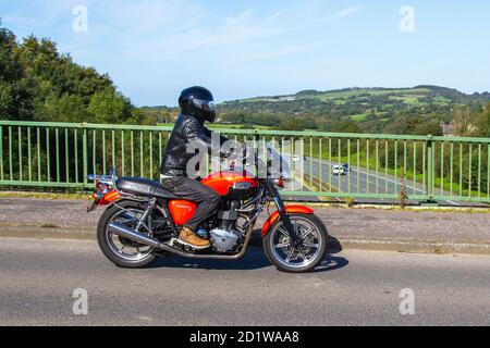 2012 Red Triumph Bonneville se 865 motociclista; due ruote di trasporto, moto, veicolo, strade, moto, motociclisti a Chorley, Regno Unito Foto Stock