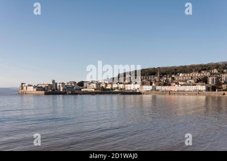 Knightsstone Island, Weston-Super-Mare, Somerset Nord. Vista generale che guarda a nord-ovest attraverso Weston Bay verso Knightsstone Island, in alta marea. Foto Stock