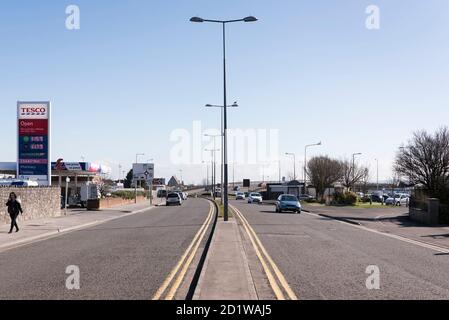 Station Road, Weston-Super-Mare, Somerset Nord. Vista generale che guarda ad est lungo Station Road da adiacente ad un supermercato distributore di benzina. Foto Stock