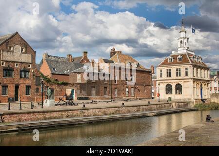 Custom House, Purfleet Quay, King's Lynn, Norfolk. Vista generale di Purfleet Quay e la casa personalizzata dal sud-ovest. Foto Stock