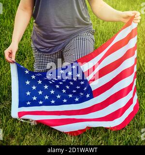 La bandiera americana e Black Lives contano il testo, slogan su un pezzo di carta che sostiene gli afroamericani negli Stati Uniti Foto Stock