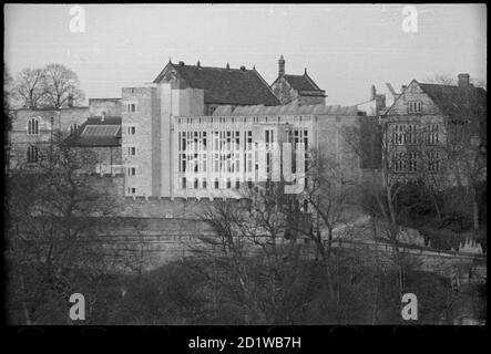 Durham University, Palace Green Library, Law Library, Palace Green, Durham, County Durham. Una vista esterna della Biblioteca Verde del Palazzo della Durham University, che mostra l'elevazione posteriore dell'estensione c1965 dalla riva occidentale del fiume Wear. Foto Stock