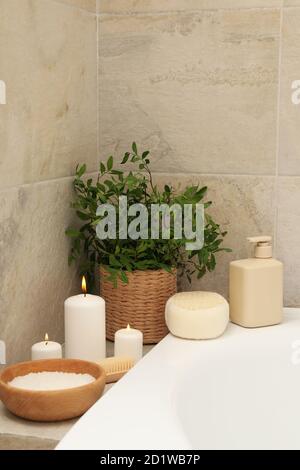 Bagno con accessori per l'igiene personale in bagno beige chiaro Foto Stock