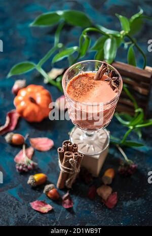 Cocktail piccante, frullato di zucca con cannella, anice. Cibo tradizionale autunnale. Foto Stock